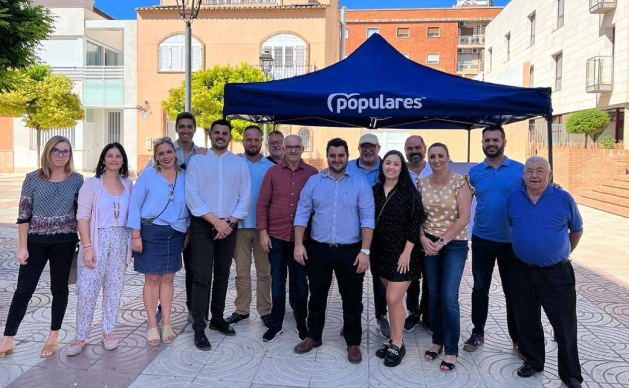 Representantes del PP de l'Horta Nord en una mesa informativa en Bonrepòs. 