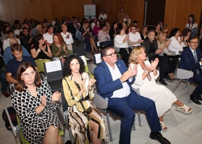 Imagen secundaria 1 - Josep Antoni Ivars con la alcaldesa, el público, y Cristina Carracedo con el presentador, Raúl Martínez.  