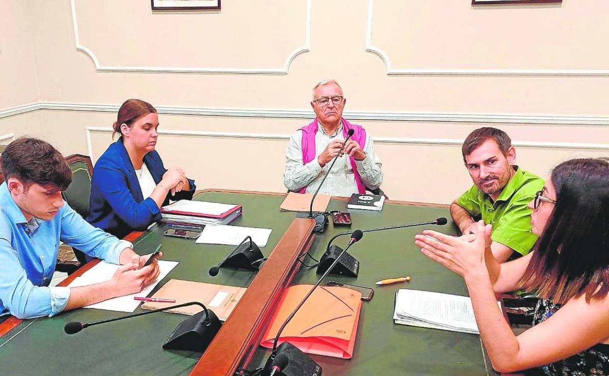 Borja Sanjuán, Sandra Gómez, Joan Ribó, Sergi Campillo y Lucía Beamud, en la reunión de este viernes. 