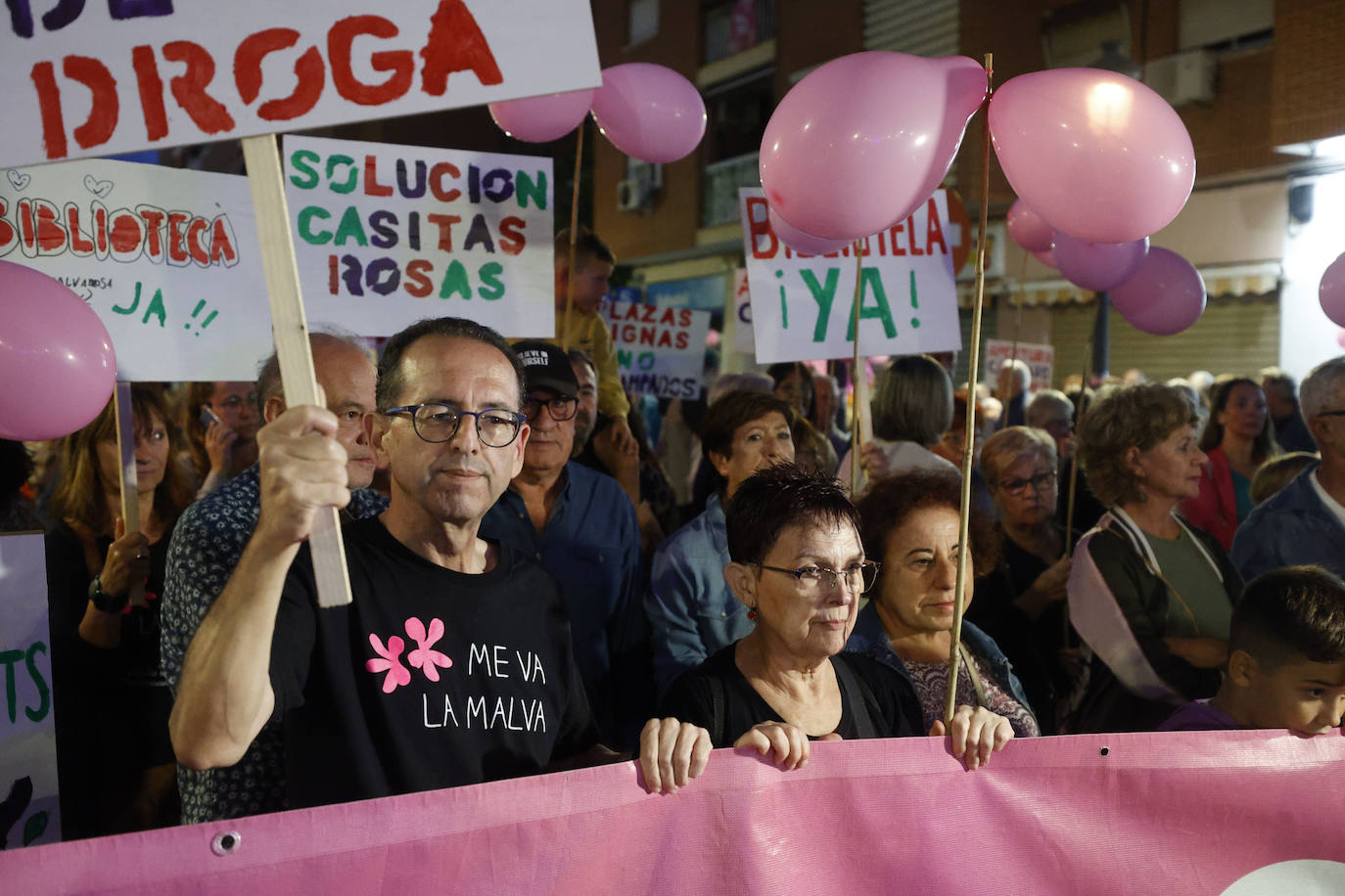 Fotos: Manifestación en La Malvarrosa contra la degradación del barrio