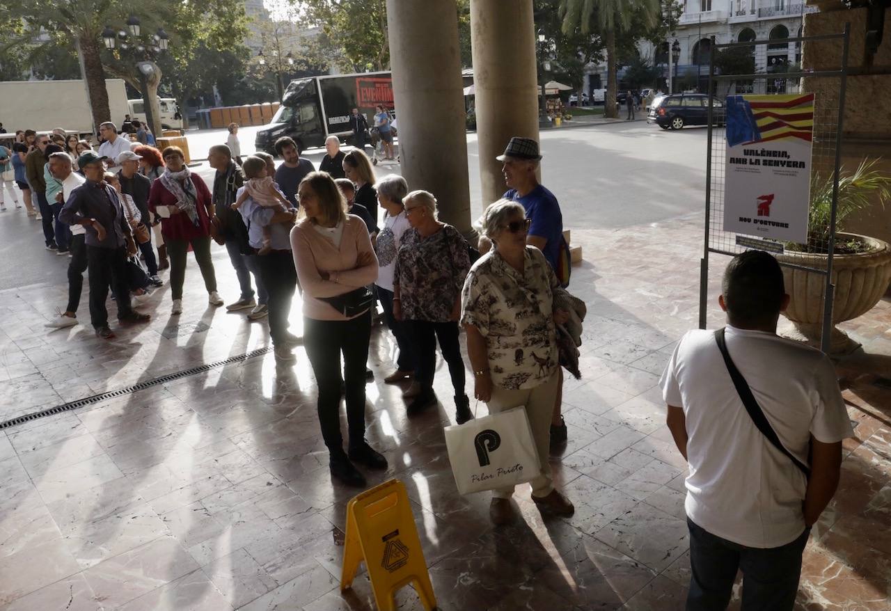 Varias personas se han dado cita para visitar la bandera de la Comunitat en este fin de semana del 9 d'Octubre.