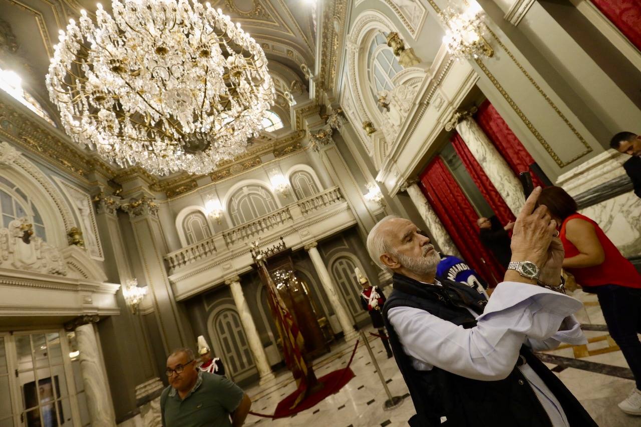 Varias personas se han dado cita para visitar la bandera de la Comunitat en este fin de semana del 9 d'Octubre.