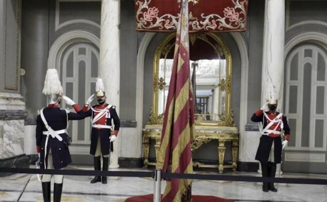 Real Senyera en el Salón de Cristal del Ayuntamiento de Valencia. 