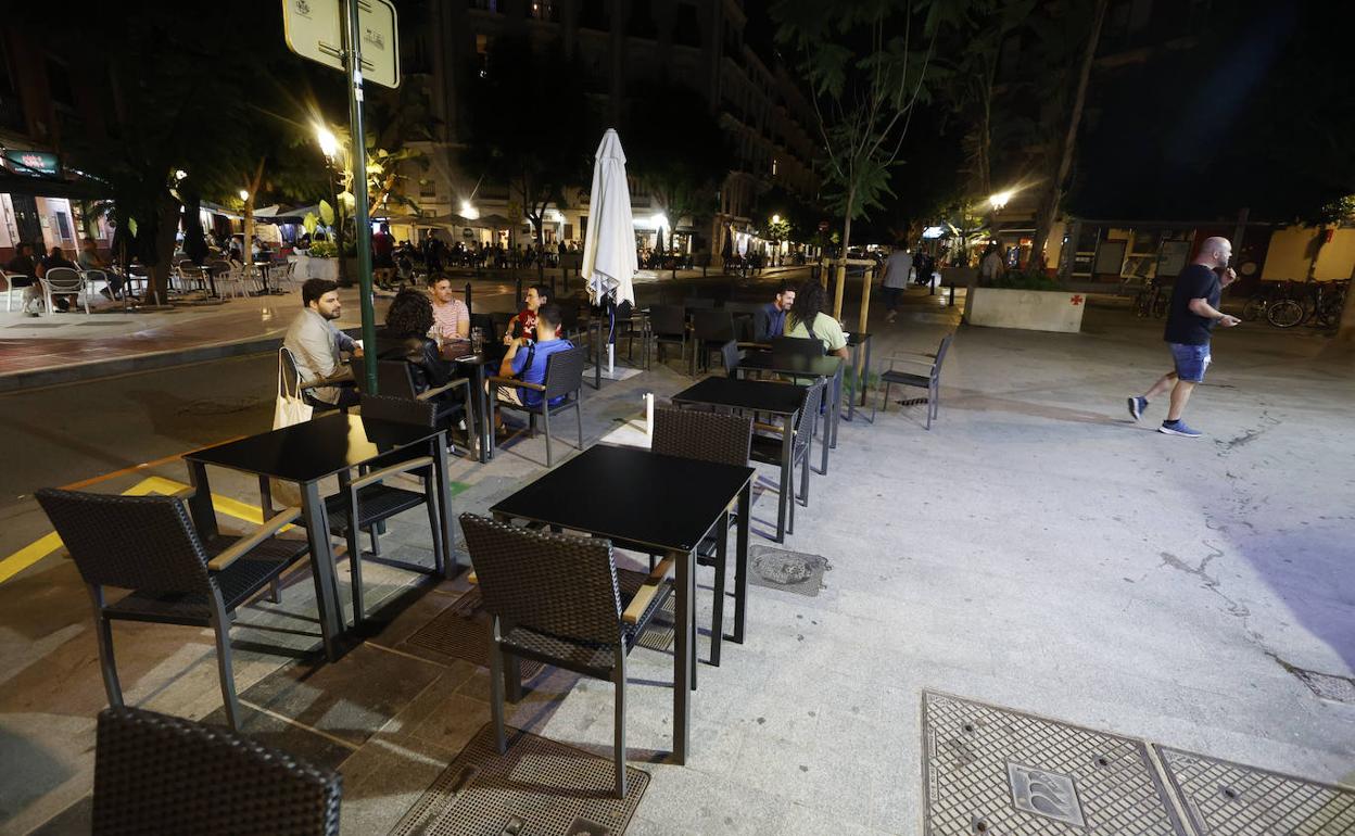 Terraza de un bar en una calle de Ruzafa. 