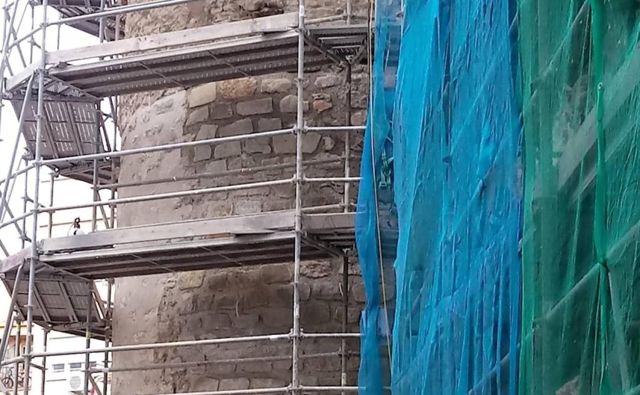 Piedras colocadas sobre el torreón del siglo XI, en la imagen. 