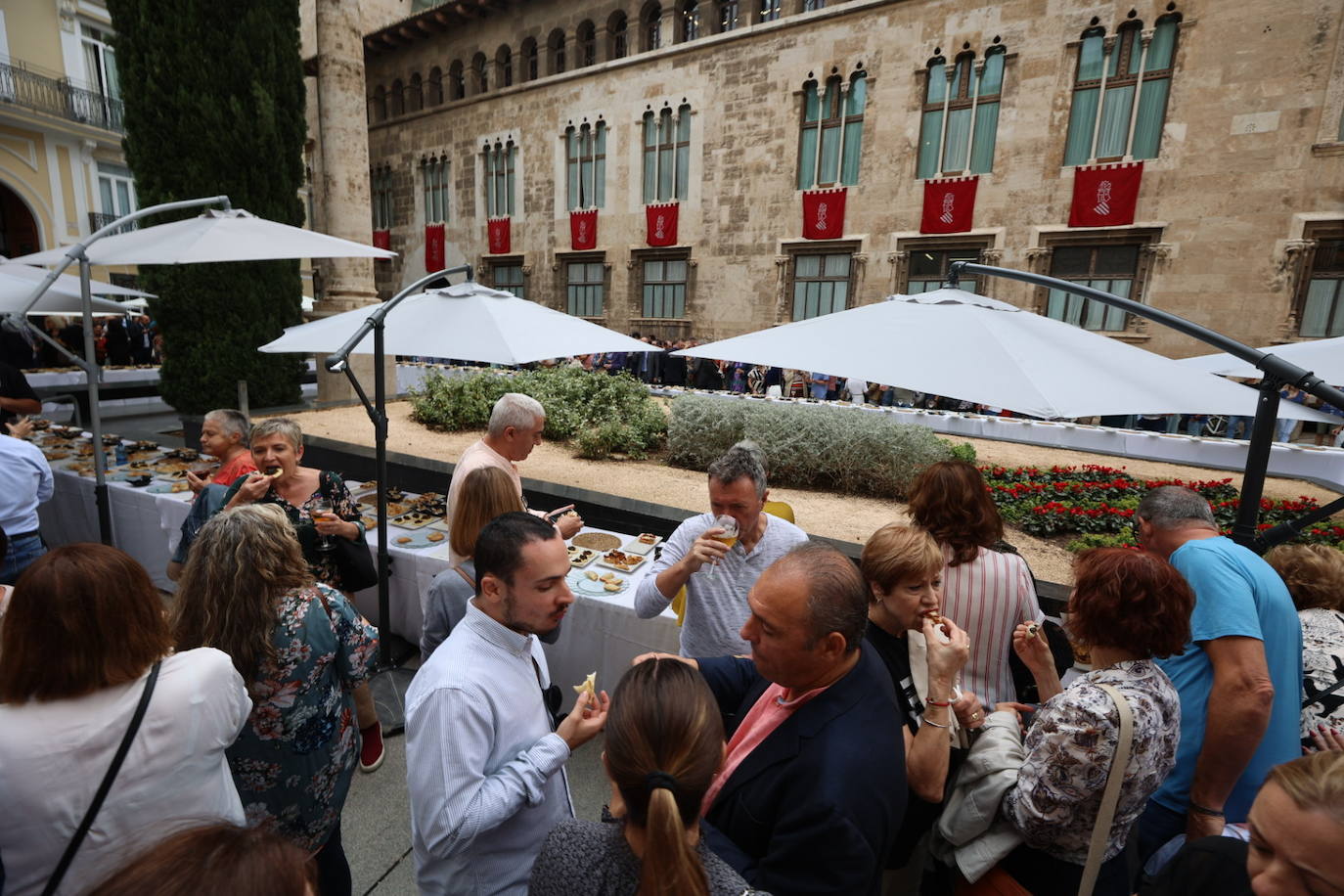 Los invitados pertenecen a diferentes ámbitos de la sociedad valenciana. 