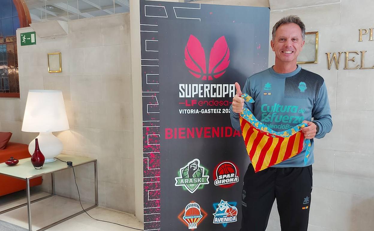 Roberto Hernández posa en el hotel de la Supercopa con una senyera. 