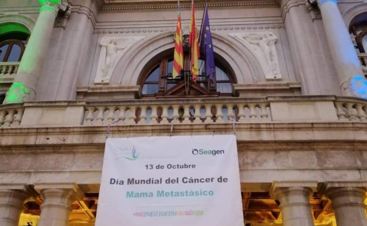 Pancarta de la asociación en la fachada del Ayuntamiento de Valencia. 