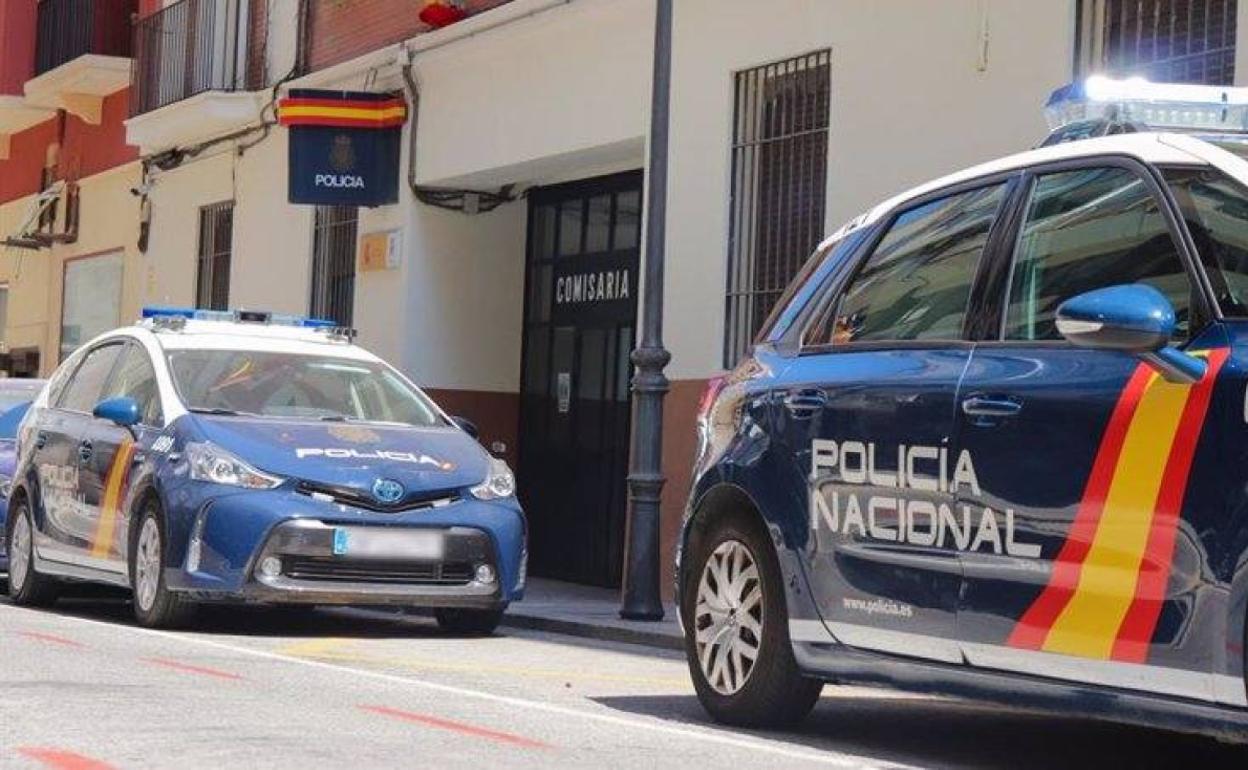 La detenida fue despedida primero y detenida después por la Policía Nacional. 