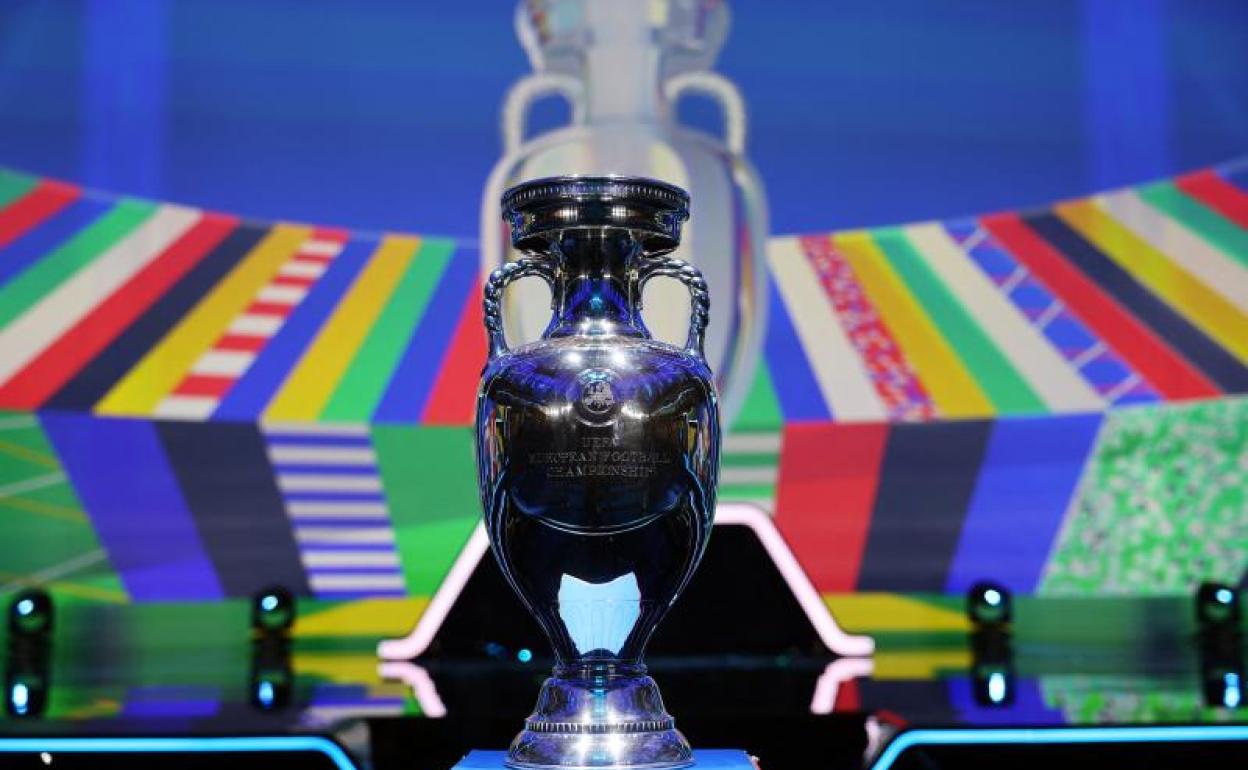 El trofeo de la Eurocopa presidió el sorteo de la fase de clasificación.