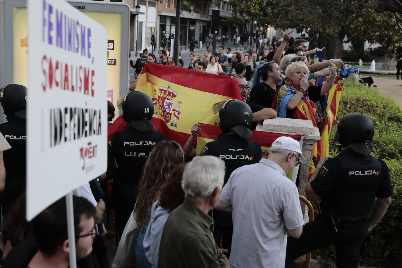 Fotos: Manifestaciones en Valencia por el 9 d&#039;Octubre 2022