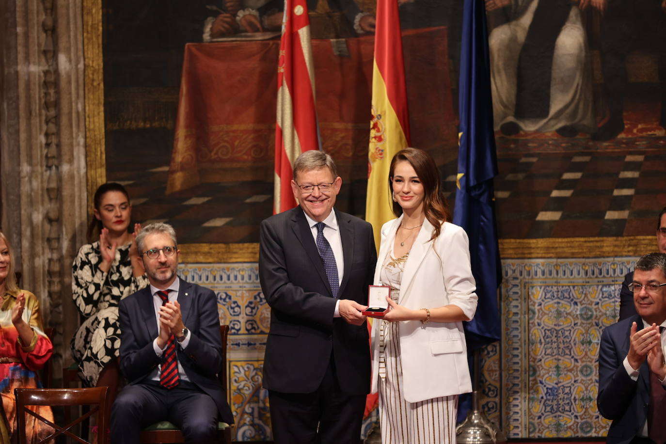 Los galardonados han posado junto al presidente de Generalitat.