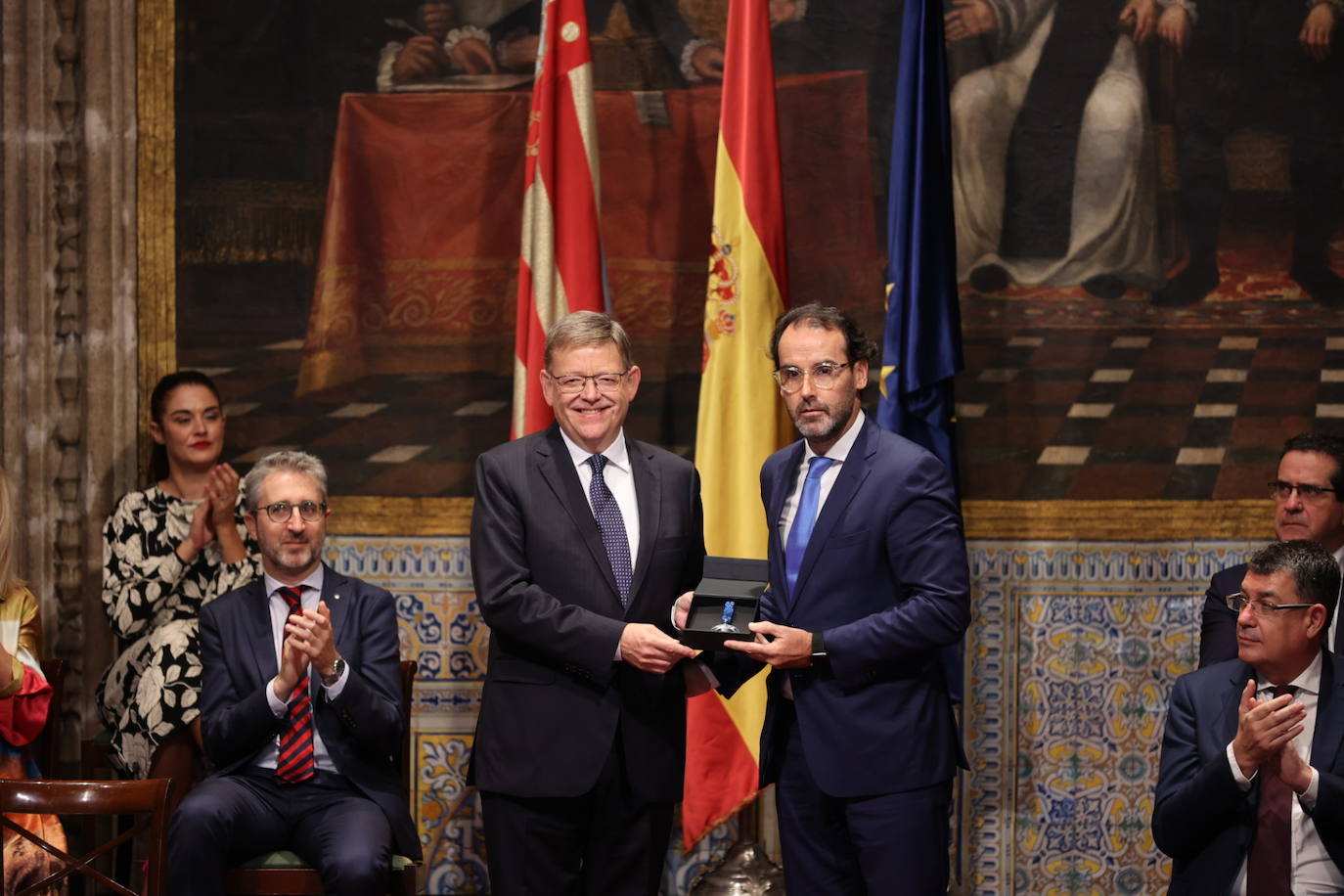 Los galardonados han posado junto al presidente de Generalitat.