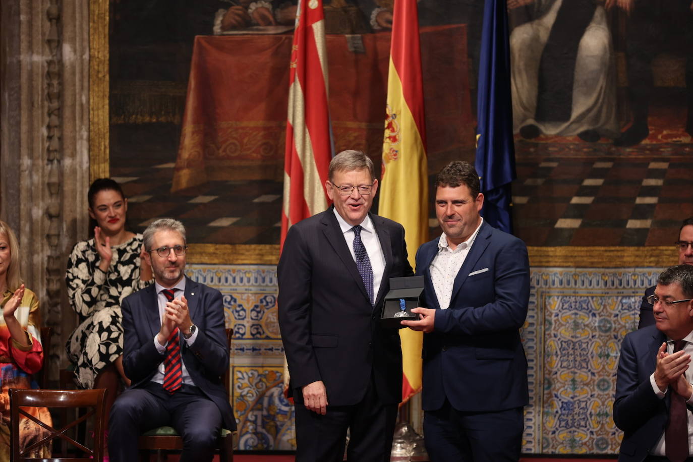 Los galardonados han posado junto al presidente de Generalitat.