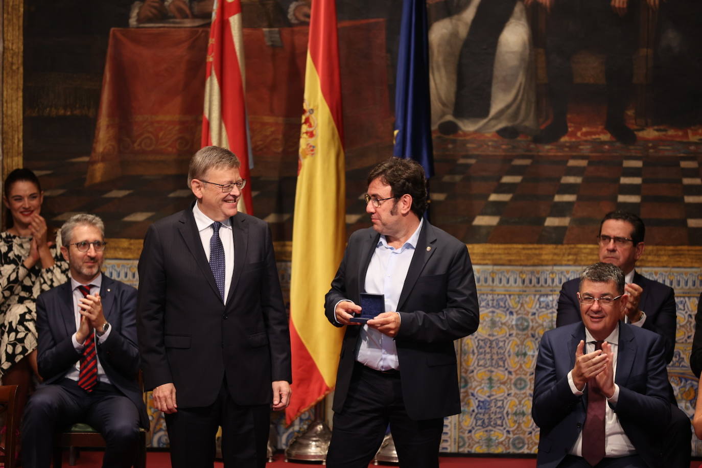 Los galardonados han posado junto al presidente de Generalitat.