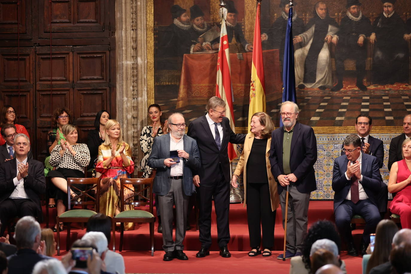 Los galardonados han posado junto al presidente de Generalitat.