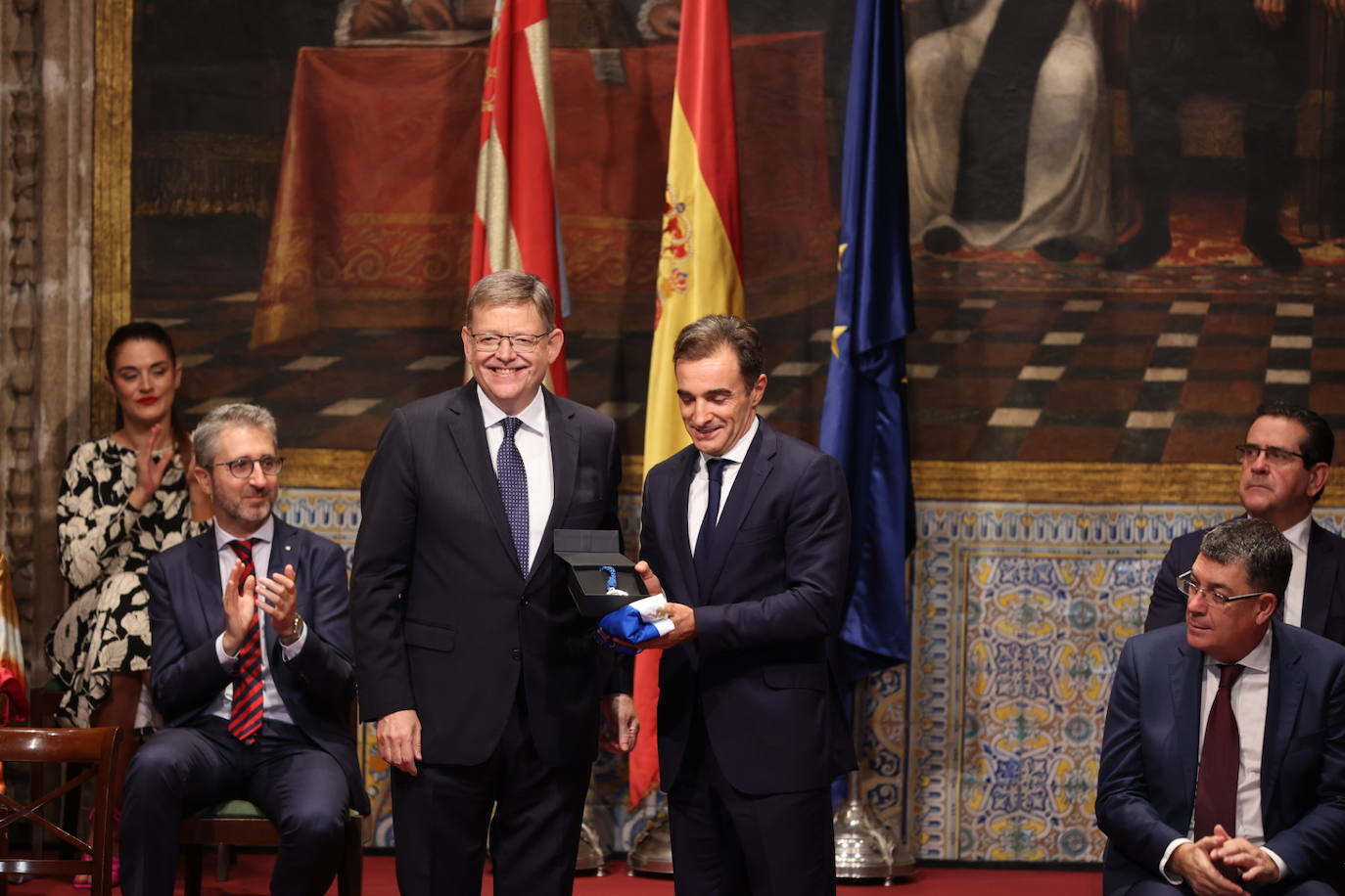 Los galardonados han posado junto al presidente de Generalitat.