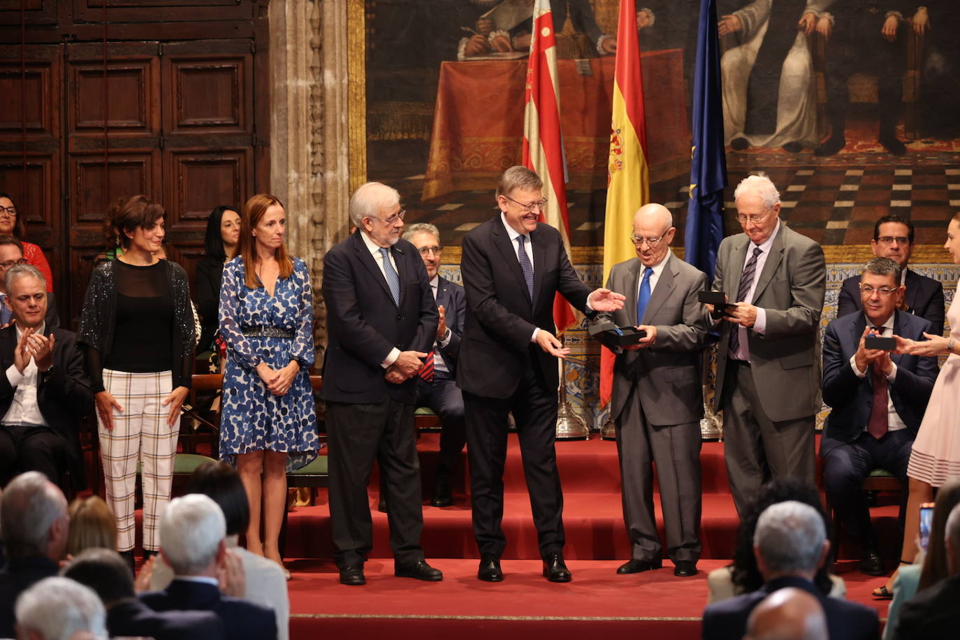 Los galardonados han posado junto al presidente de Generalitat.