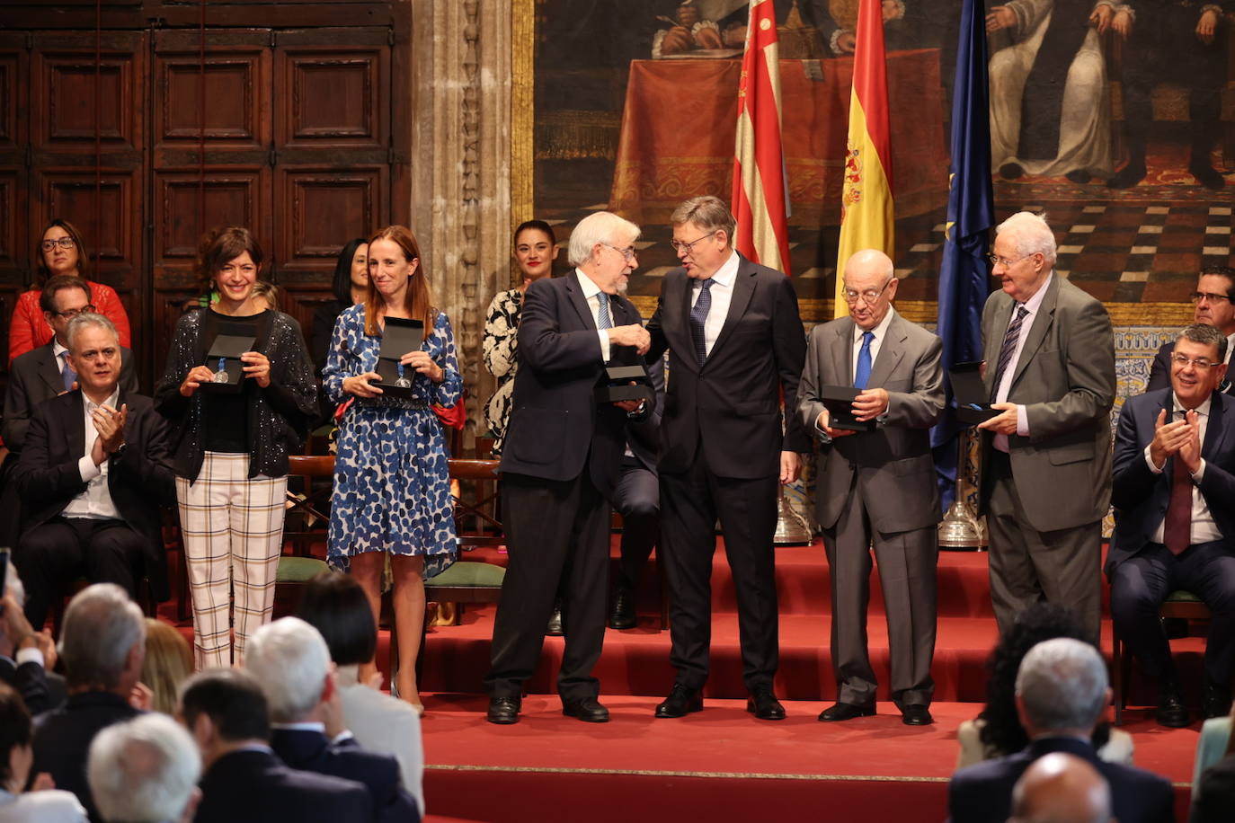 Los galardonados han posado junto al presidente de Generalitat.