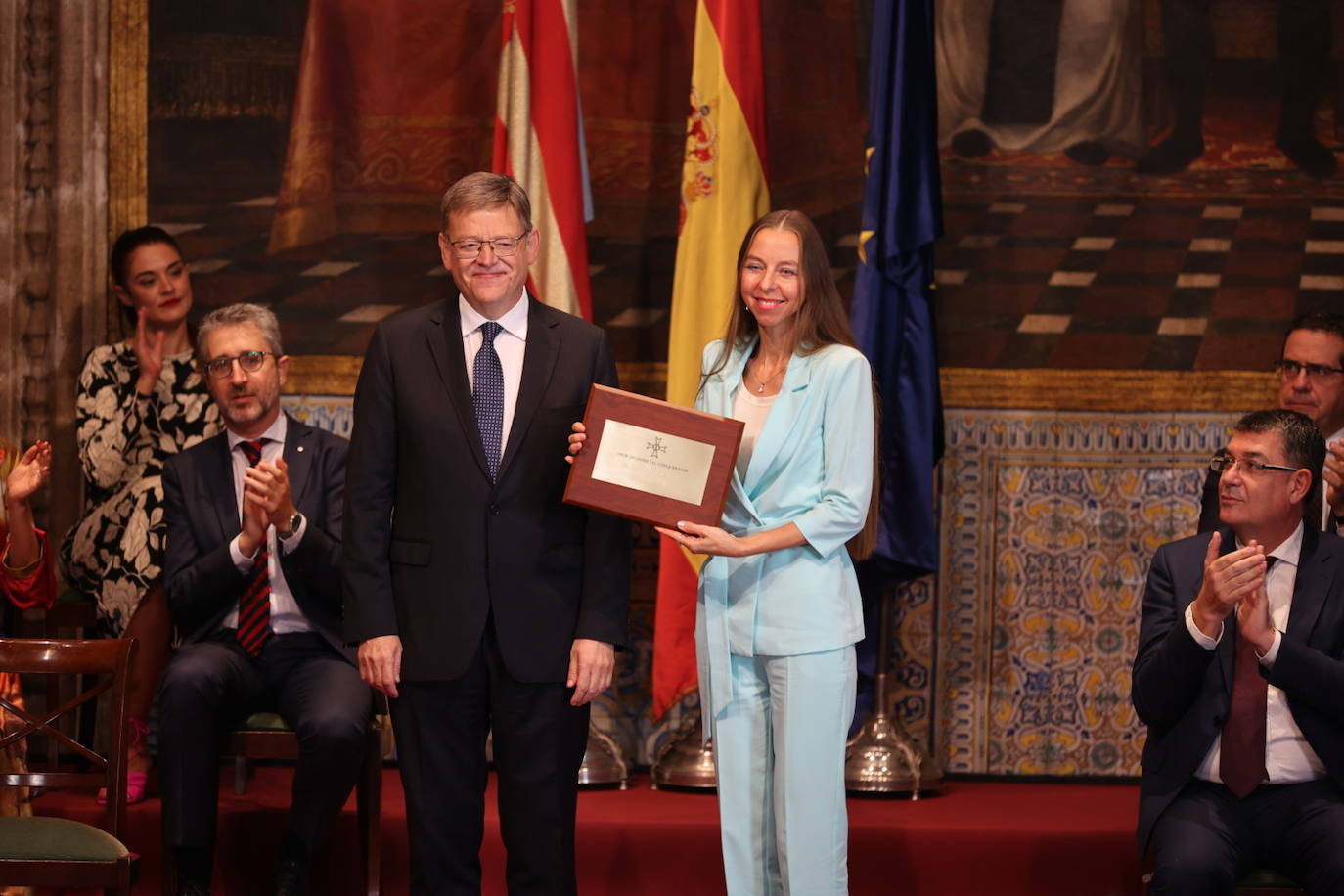 Los galardonados han posado junto al presidente de Generalitat.