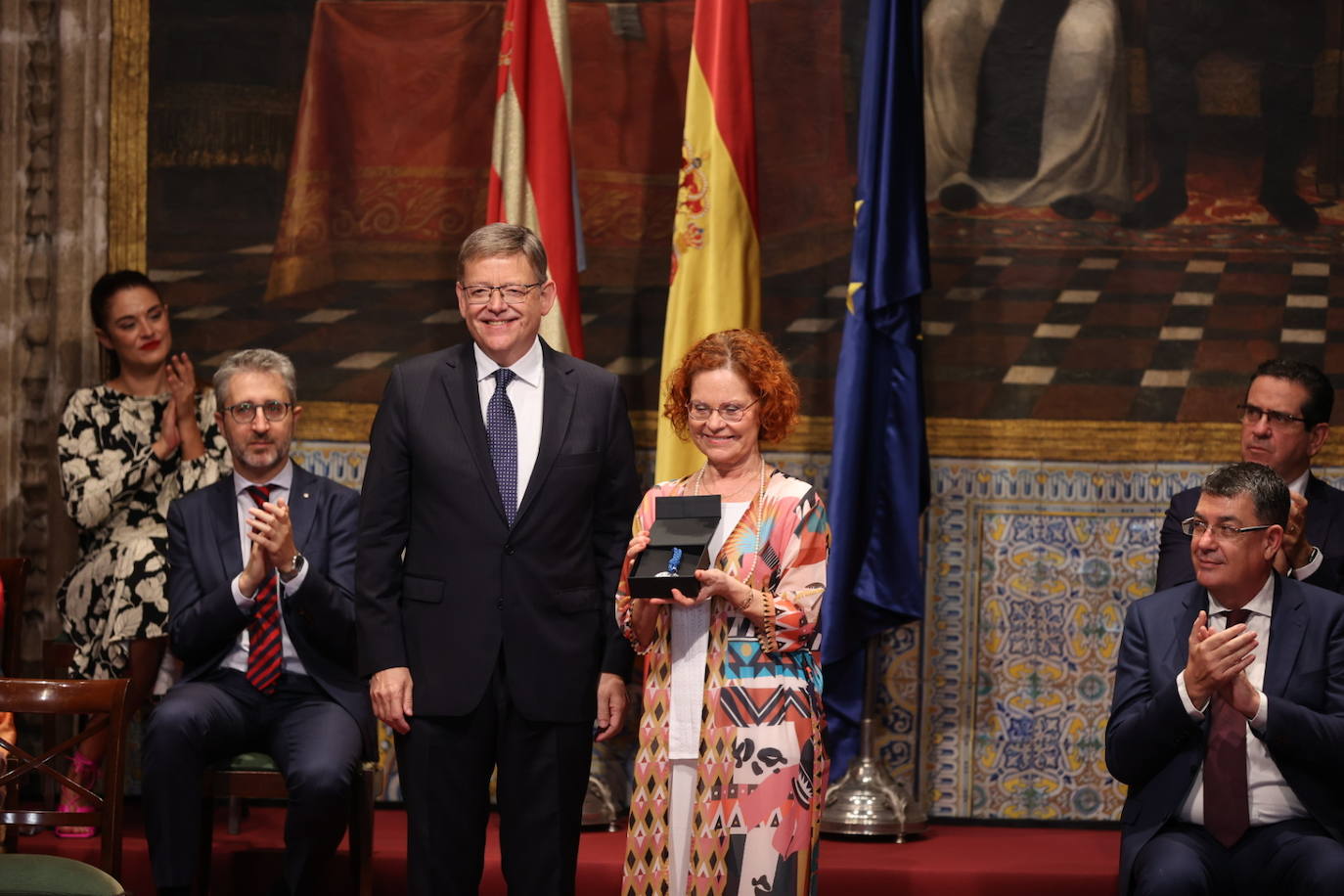 Los galardonados han posado junto al presidente de Generalitat.