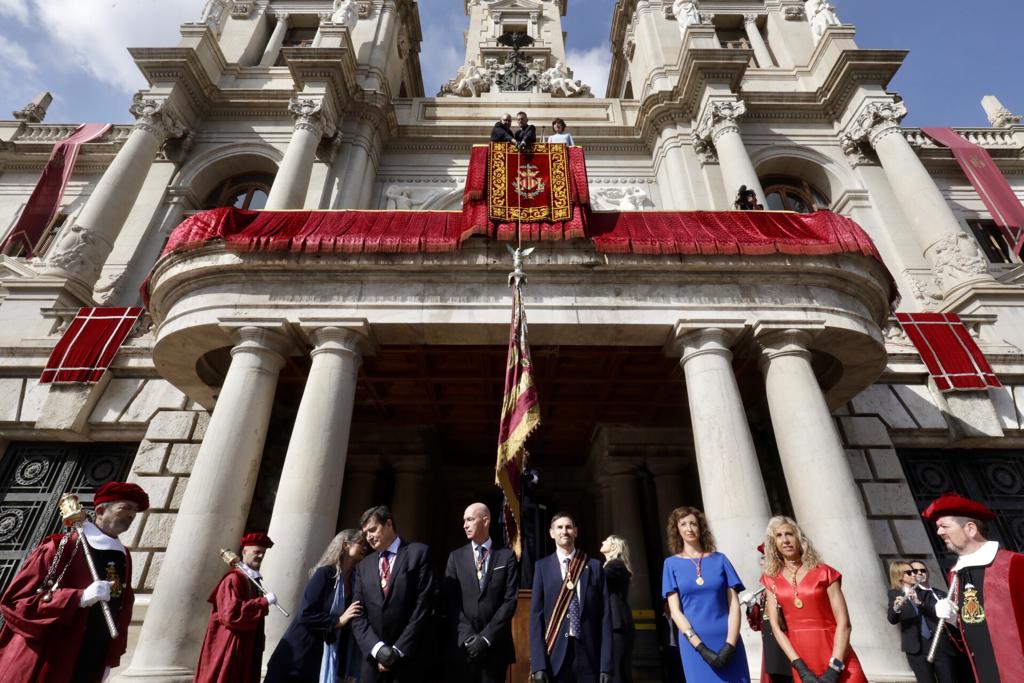 Miles de valencianos participan en una marcha de la enseña que recupera el recorrido habitual