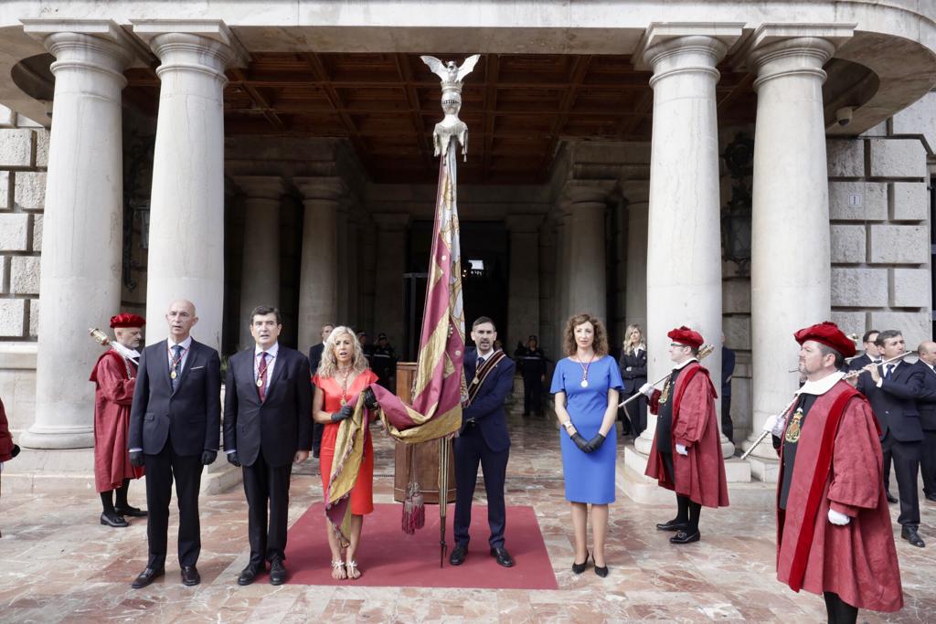 Miles de valencianos participan en una marcha de la enseña que recupera el recorrido habitual