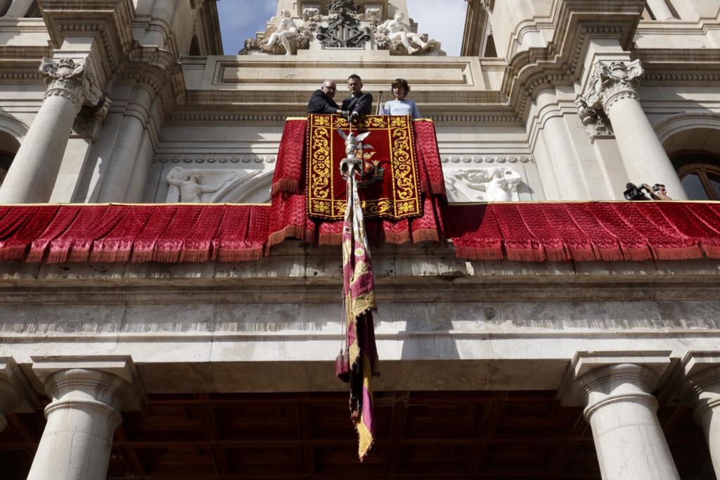 Miles de valencianos participan en una marcha de la enseña que recupera el recorrido habitual