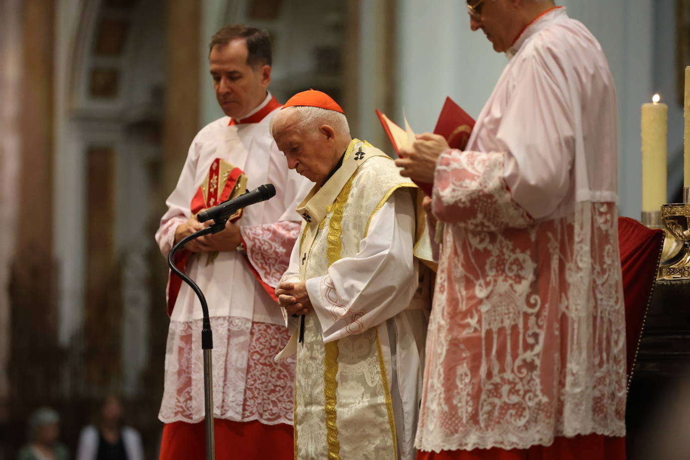 El cardenal Antonio Cañizares preside el acto en la Catedral de Valencia.