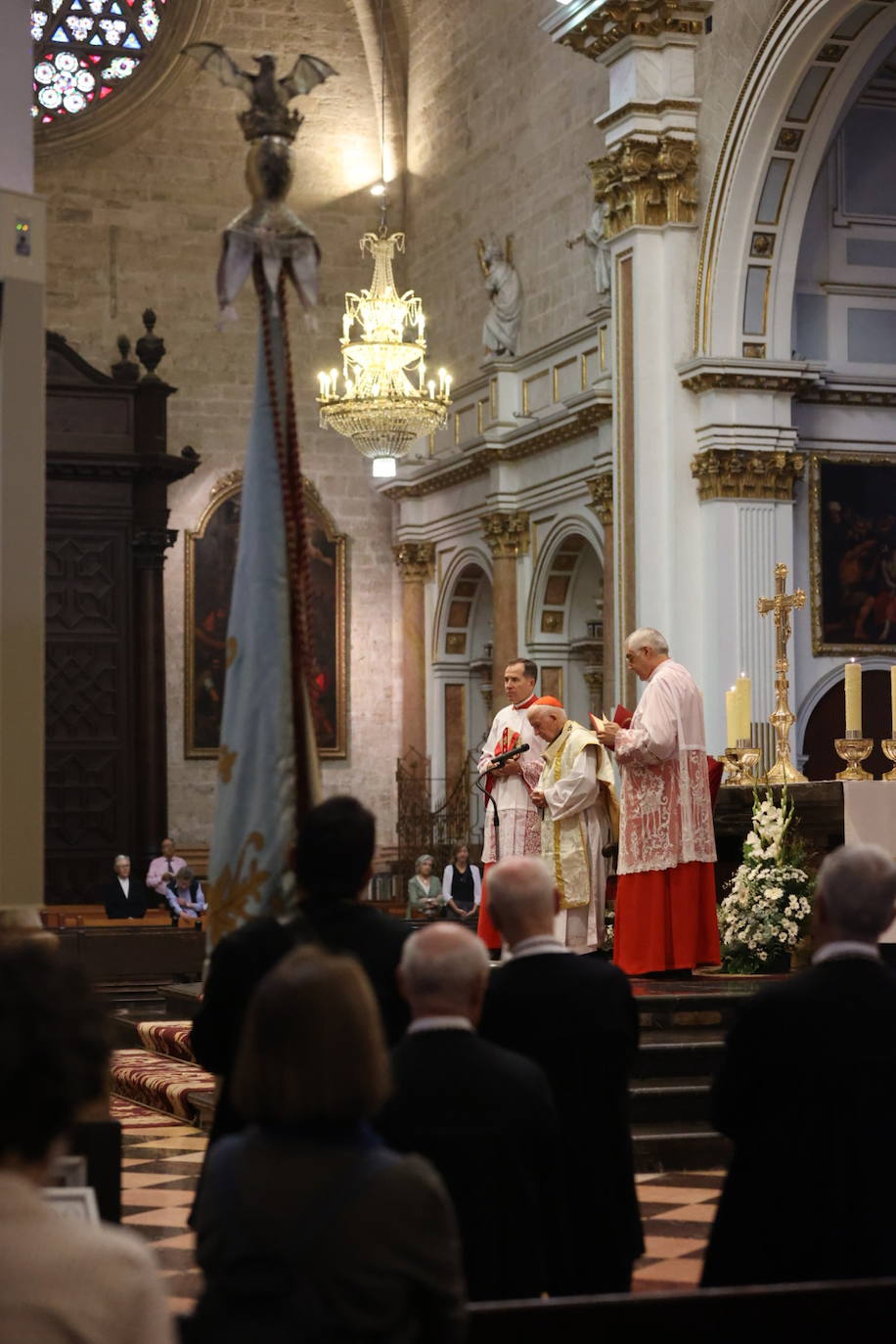 El cardenal Antonio Cañizares preside el acto en la Catedral de Valencia.