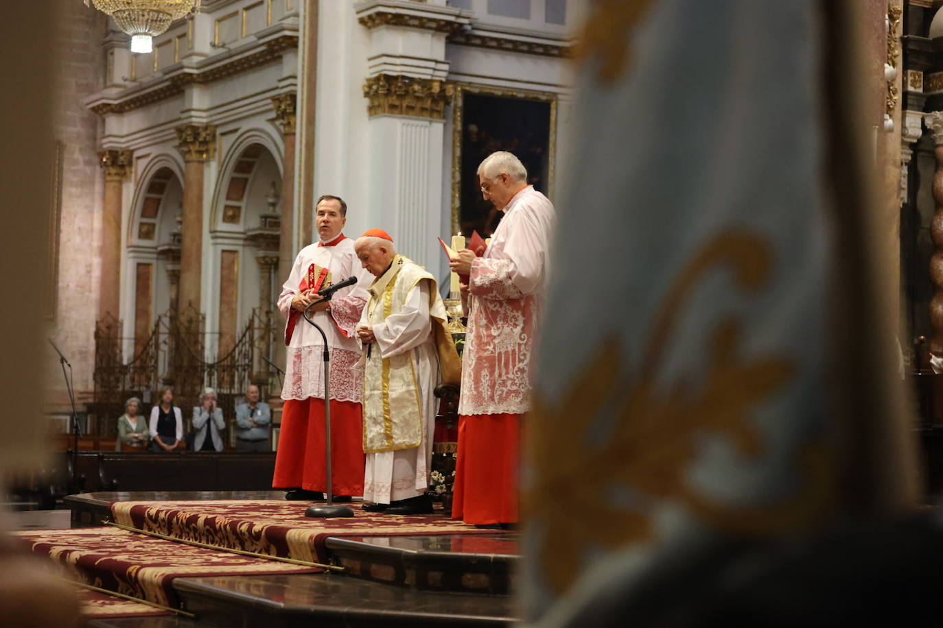 El cardenal Antonio Cañizares preside el acto en la Catedral de Valencia.