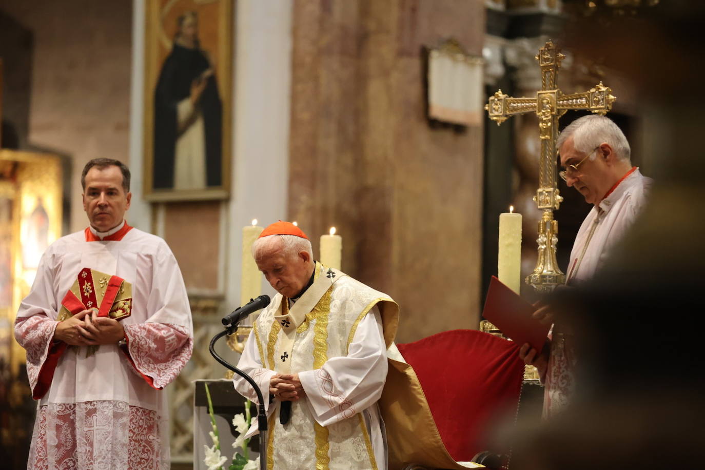 El cardenal Antonio Cañizares preside el acto en la Catedral de Valencia.