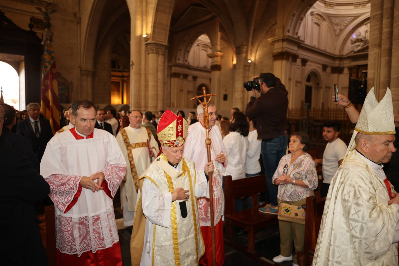 El cardenal Antonio Cañizares preside el acto en la Catedral de Valencia.