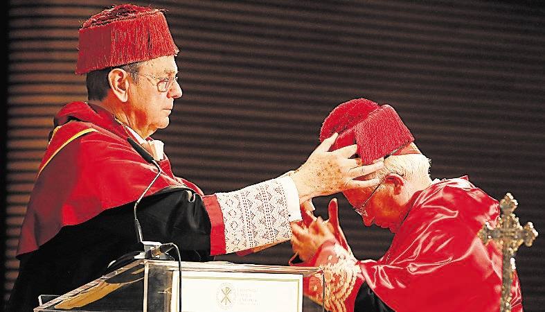 Diciembre de 2010. José Raga, vicecanciller de la UCV, coloca el birrete a Cañizares. 