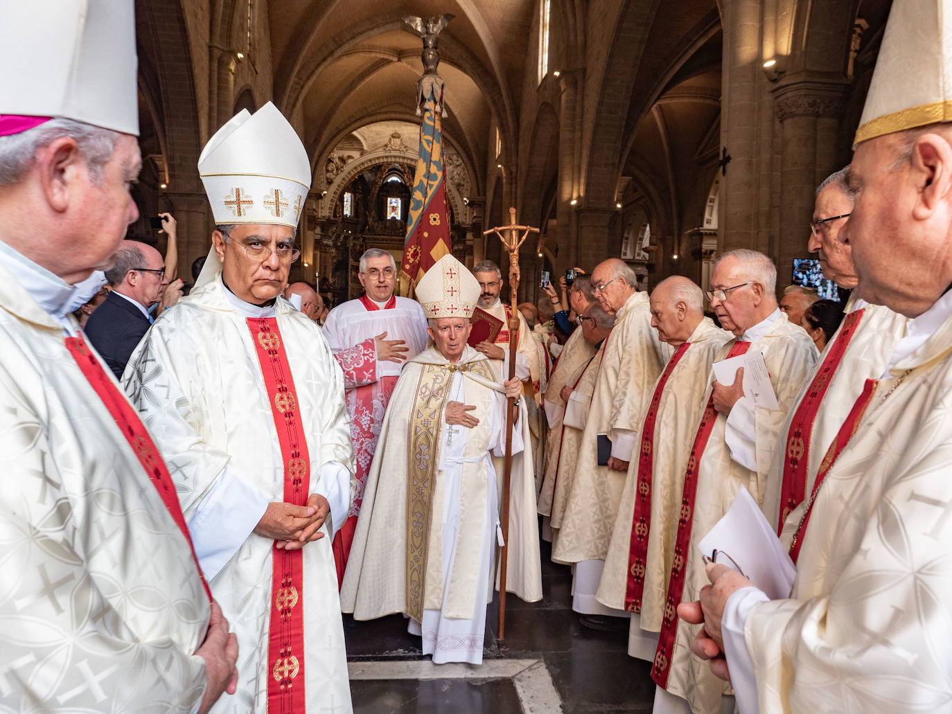 Celebración del 9 d'octubre de 2019. El arzobispo Antonio Cañizares, acompañando a la Senyera dentro de la catedral.