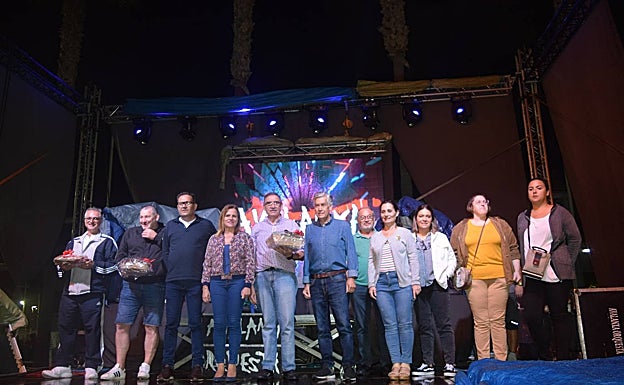 Imagen principal - Los premiados en el concurso de allipebre y en las distinciones, y la passejada. 