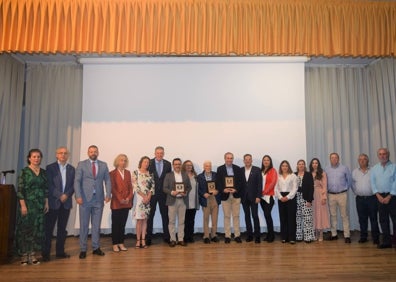 Imagen secundaria 1 - Los premiados en el concurso de allipebre y en las distinciones, y la passejada. 