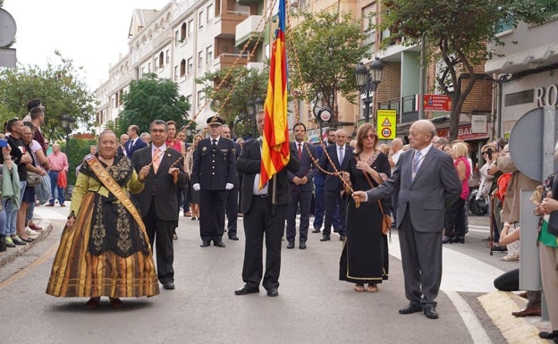 Imagen principal - La procesión cívica celebrada en Paterna. 