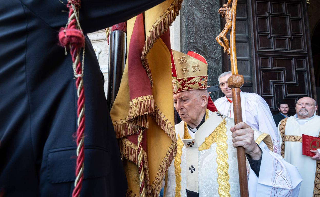 El arzobispo de Valencia, Antonio Cañizares, antes de besar la Senyera. 