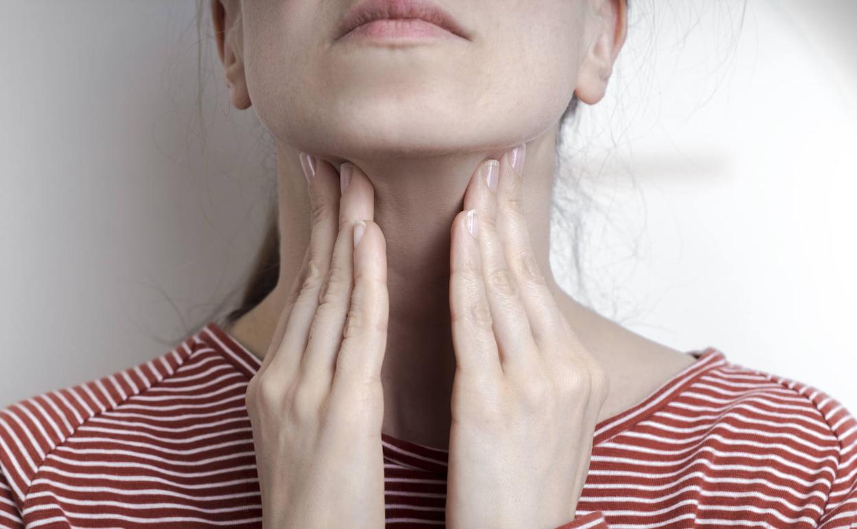 Fiebre, dolor de garganta: síntomas de mononucleosis | Los síntomas que alertan de que sufres la 'enfermedad del beso' o mononucleosis