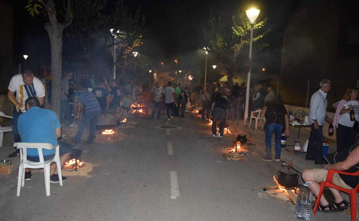 Los participantes cocinan los allipebres. 