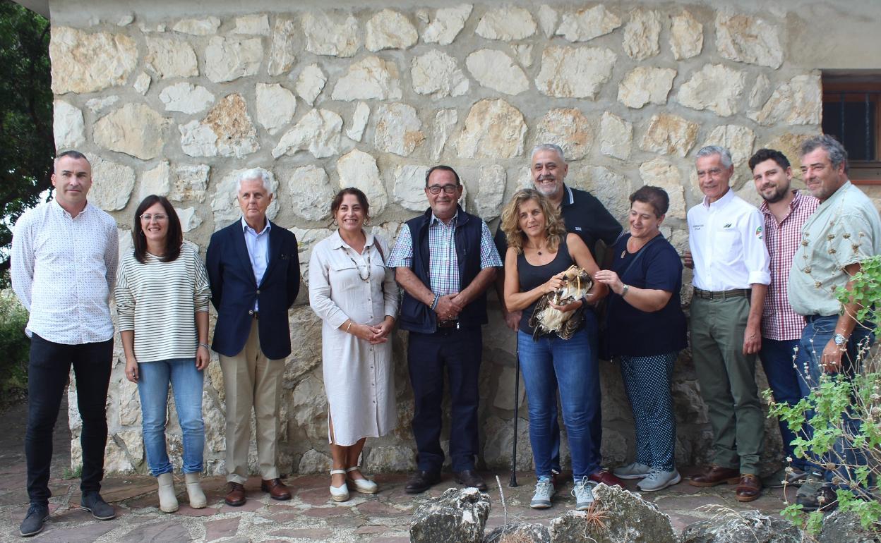 Representantes de instituciones que participan en el proyecto de recuperación, con Brisa, el águila pescadora. 