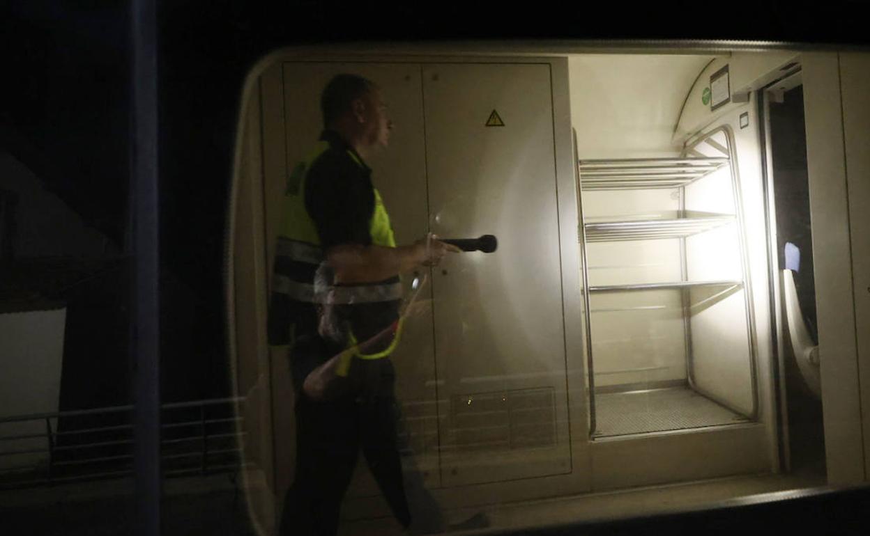 Personal ferroviario inspecciona el tren en la estación de Caudiel, tras el incidente. 