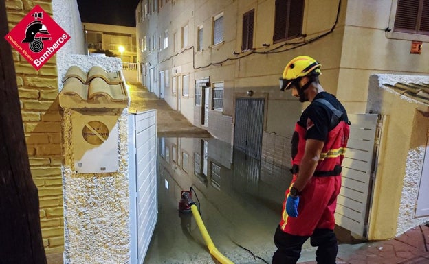 Achique de agua en una cochera de Guardamar del Segura. 