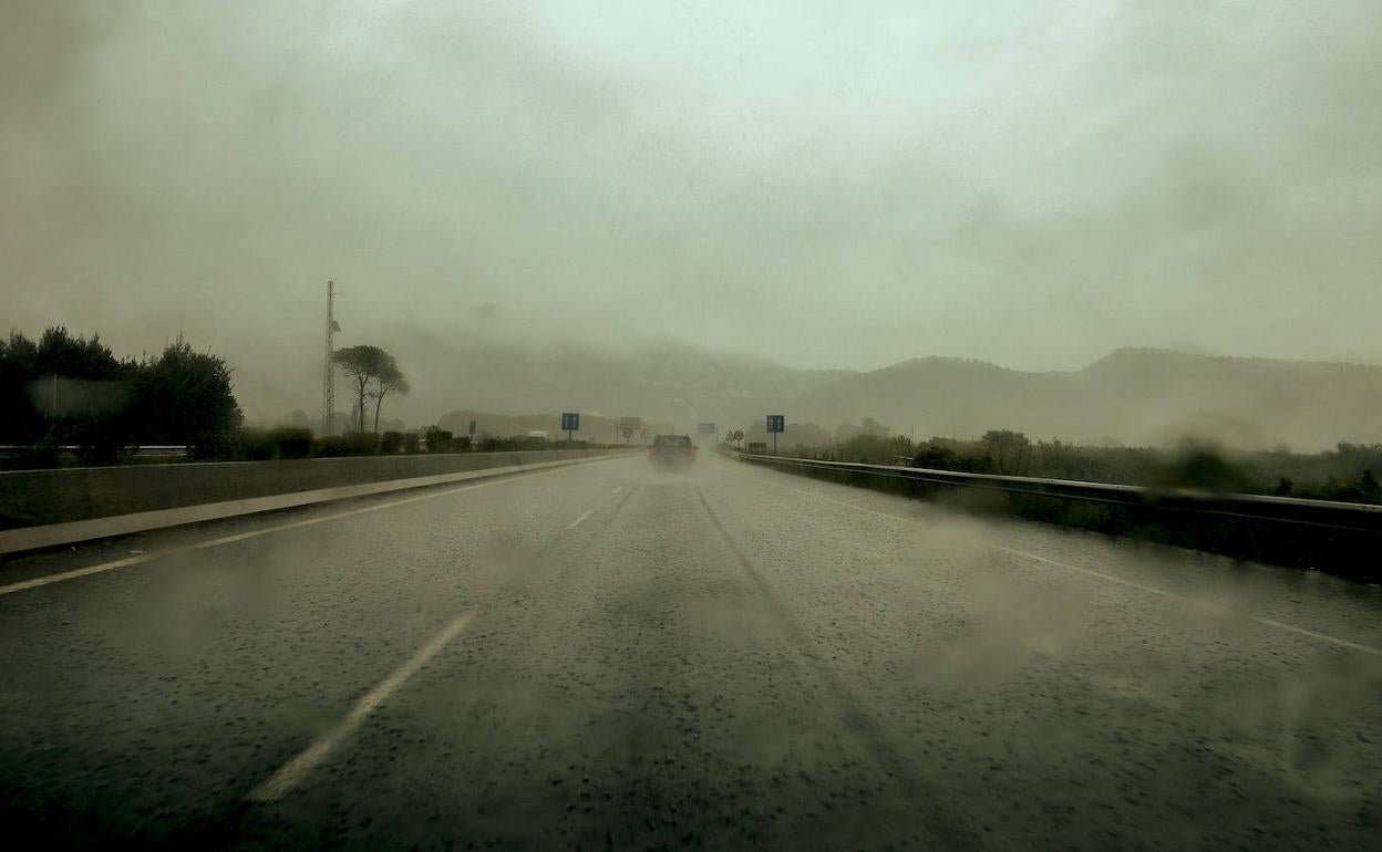 Lluvias en la carretera en dirección a Rótova.