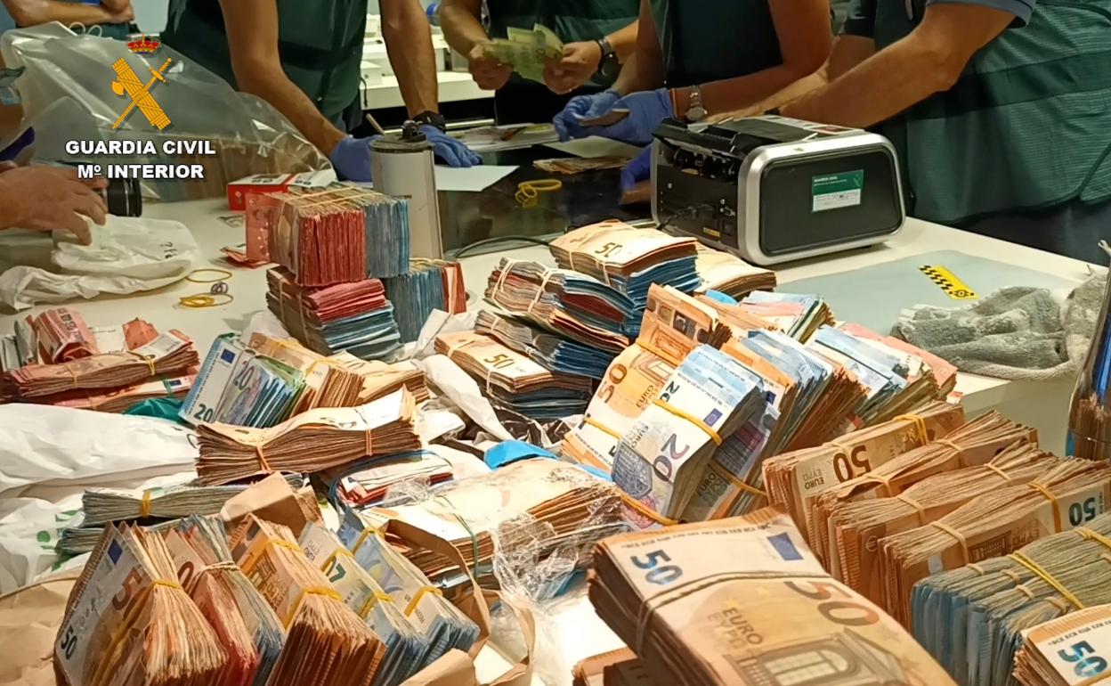 Imagen del dinero en efectivo incautado por la Guardia Civil