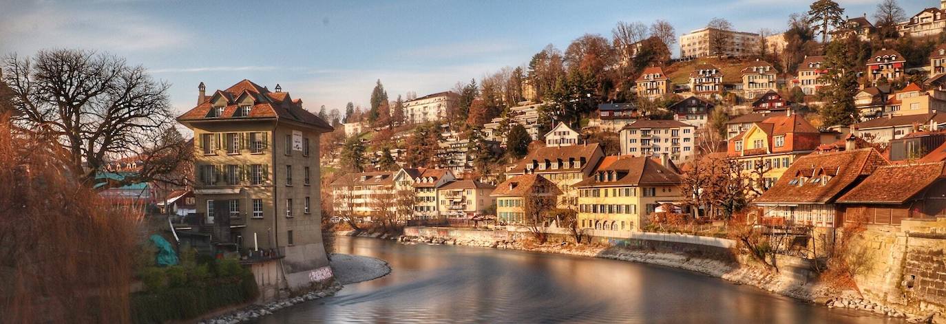 La capital de Suiza, Berna, completa el top tres. Y es que para una generación a la que le gusta estar al aire libre, visitar la conocida como "ciudad de las fuentes" es una gran opción. El centro histórico de Berna alberga más de 100 fuentes que los viajeros pueden explorar a pie. Cada una de ellas tiene su propia historia, algunas ornamentadas, otras chillonas y otras simplemente extrañas (como la del ogro que come niños), sin duda una ciudad verde signa de explorar.