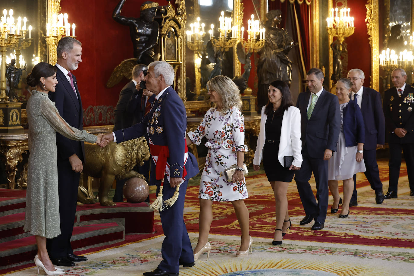 Los reyes saludan al general de brigada del Cuerpo General del Ejército del Aire, Santiago Alfonso Ibarreta Ruiz