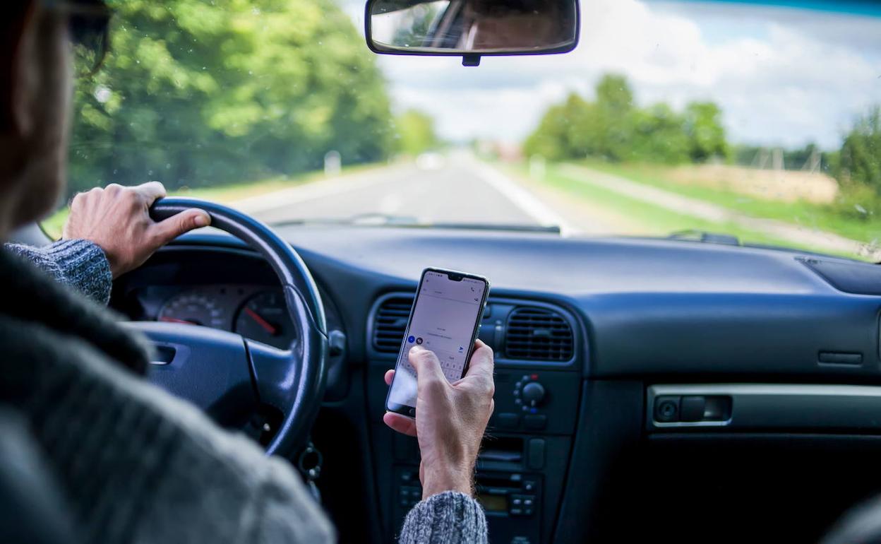 Utilizar el móvil al volante supone una sanción económica y la retirada de varios puntos del carné. 