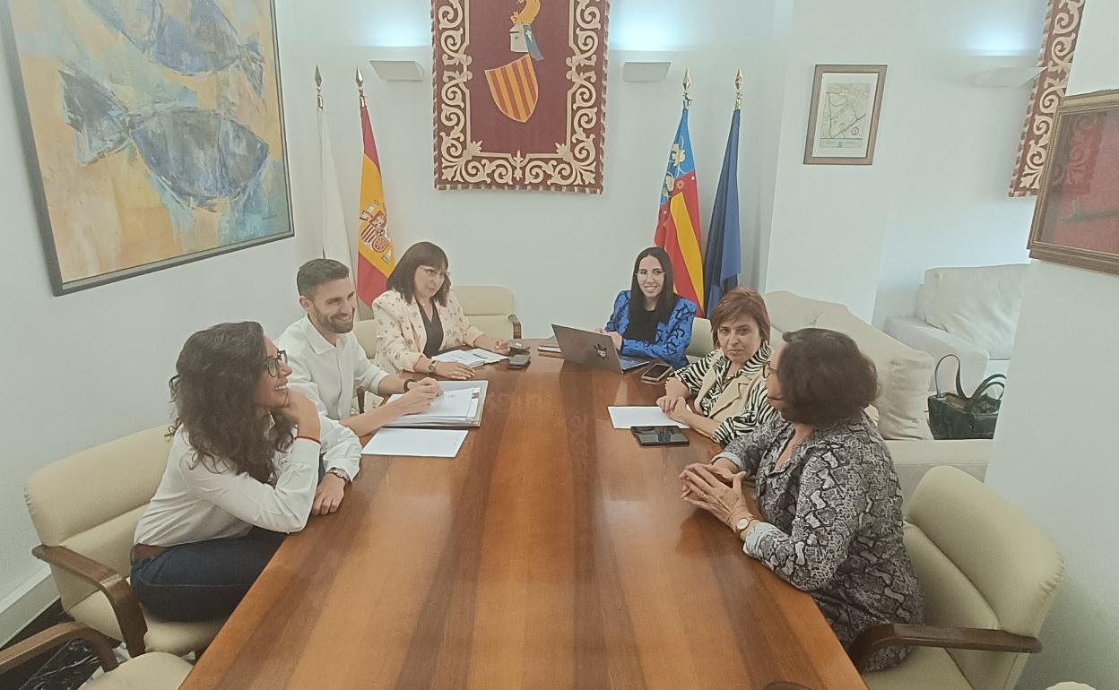 Reunión mantenida entre la presidenta de la Mancomunitat y miembros del equipo de gobierno de Canals. 